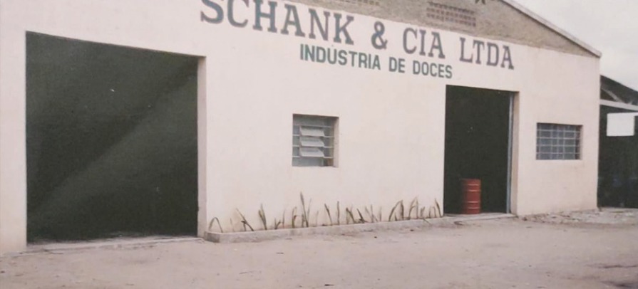 Nossa história começou a 45 anos atrás no Rio Grande do Sul com a Indústria de Doces Schank e Cia LTDA, uma empresa familiar que resolveu exandir seus negócios e criou sua receita de temperos artesanais, 100% naturais.